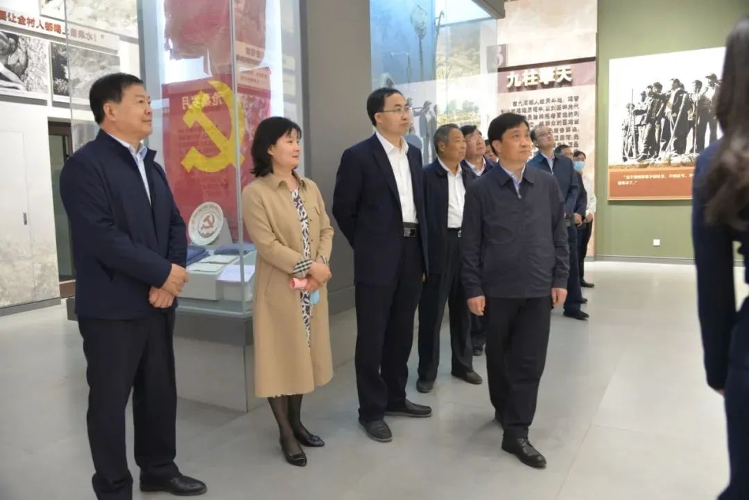 崔鳳友帶領市人大機關青年理論學習小組到九間棚開展學習教育活動